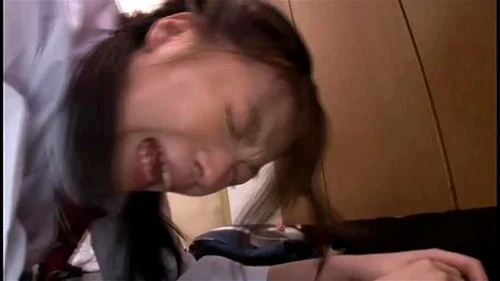 ＜JC・強姦＞中学生の女の子が媚薬が塗られた男性器を咥え込み、その後、変態男に自宅に連れて行かれて残忍にレイプされます。