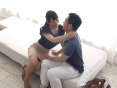 歳の差14歳差！震えるDTくんを優しく包みながら筆おろしするエロ人妻