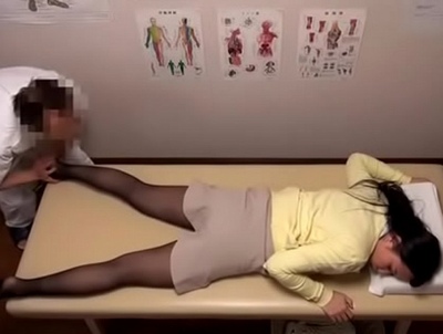 「ぁ…（いや見えちゃう///）」ハゲてる凄テクマッサ師に死ぬほど逝かされちゃう巨乳OL