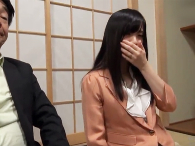 「え！？何されてるの‥！？」泥酔して意識朦朧の中輪姦されてしまった人妻さん