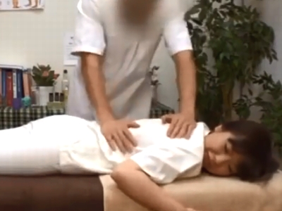 「えっ？中ですか？」マッサージの研修にきた素人娘に容赦なく中出し！