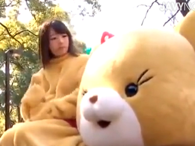 きぐるみを着てマスコットとして働くお姉さんを捕まえて激パコ展開