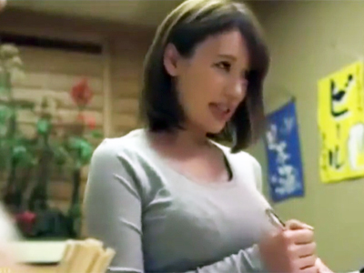 制服のTシャツのサイズ間違えて巨乳がパツンパツンだった看板娘が案の定犯されるｗ