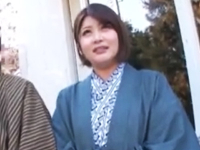 旅館でナンパした素人妻におっぱいマッサ敢行→抵抗するも押さえつけ強制中出し！