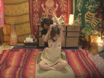 「ちょ、ちょっと見えてません？汗」巨乳ギャルにエロマッサ→陰部を刺激されまくってなし崩しパコ