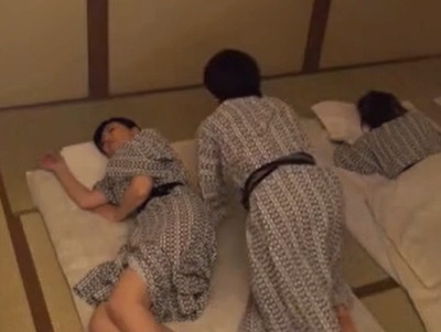 寝ている母親の隣で自分のオバと一線を越えた近親相姦