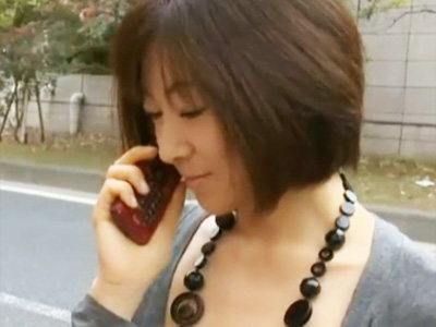 欲求不満の人妻がタクシーおやじに押し倒されて不倫パコに悶えまくり