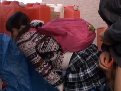 「え！？ナニしてる…！？」媚薬付きチンポをプチ込まれたロリっ子が意識朦朧の中野外レイプ