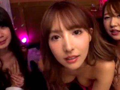 痴女2人に加えて三上悠亜ちゃんも乱入！主観目線の騎乗位で激突き上げ！