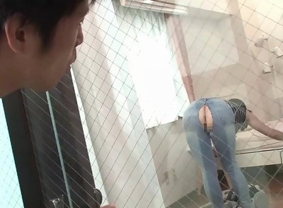 ウソだろ…丸見えやん！ジーンズが破けてオマ〇コが丸見えな隣の奥様を中出しレイプ！