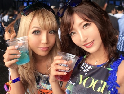 真夏の野外フェスで捕まえたノリノリギャル2人とロデオ大乱交！