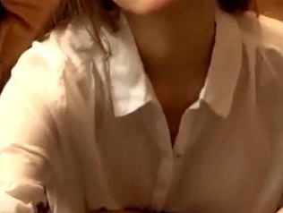 「え！？ブラジャー着けてないですよね！？」服の隙間から生おっぱいを見せつけ誘惑するヤリマン妻！