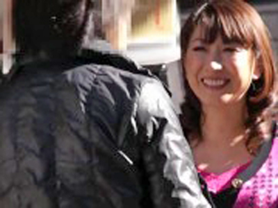 営業を終えた朝方のスナックから出てきた熟女をナンパし援助セックス