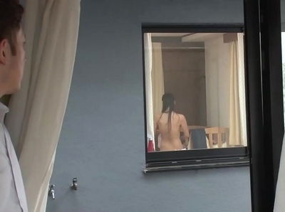 向かいの部屋に住む人妻からまさかの誘い！？わざと生着替えで見せてくる痴女とのラッキーパコ