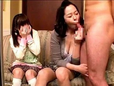 「嘘でしょ！？お母さぁんっ！」実娘のまえで他人棒に食らいつく欲求不満ママの公開不倫