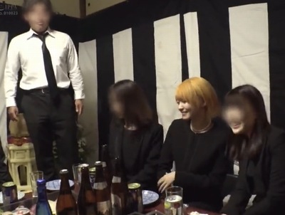 先生の葬式で集まった教え子たち…クラスで1番可愛かったギャルに飲ますだけ飲まして乱交パコ