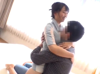 「え…？舌入れたよねッ！？」暴走する童貞くんも優しく包み込んでくれる巨乳お姉さん